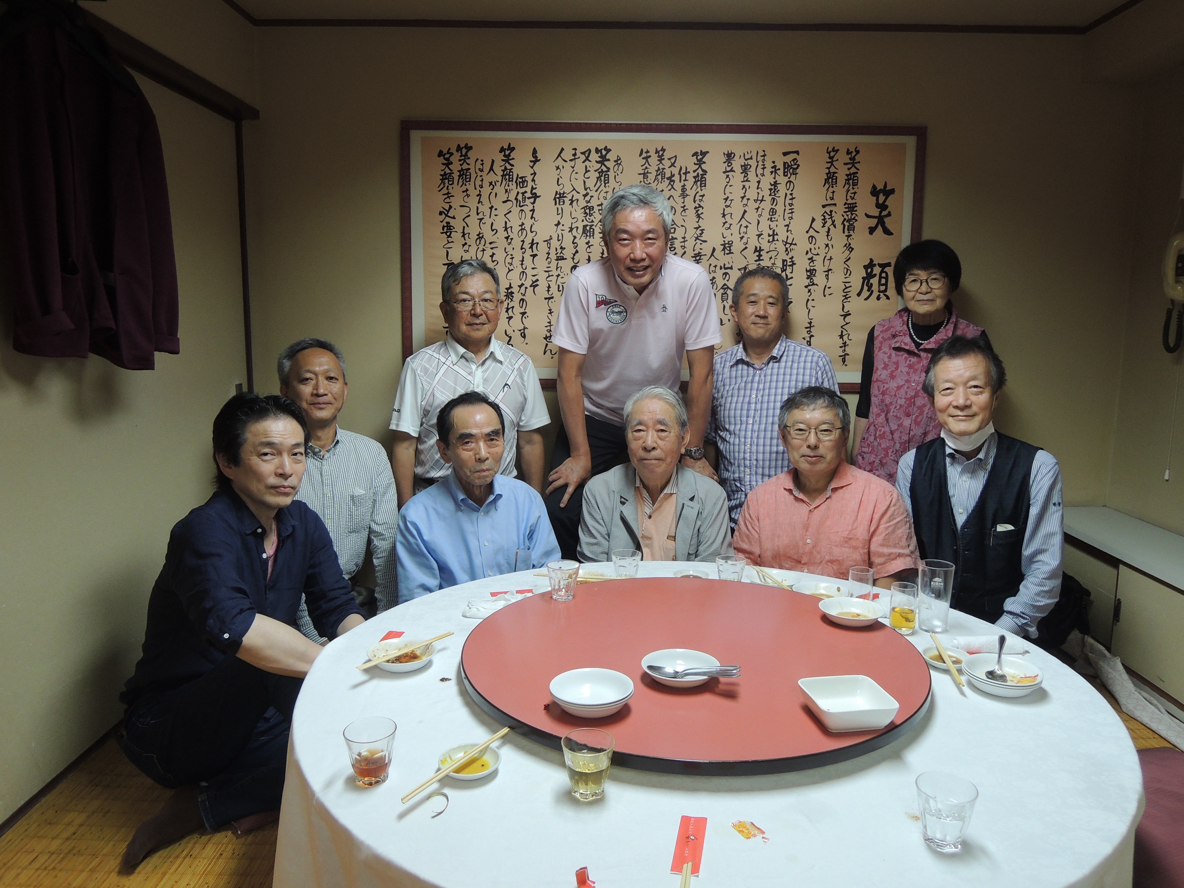 写真後列左より（敬称略）、斎藤、津曲（旧日本化薬）、吉羽、伊地知、滑川、前列左より、牧野、箕作、竹内，橘、鈴木。
