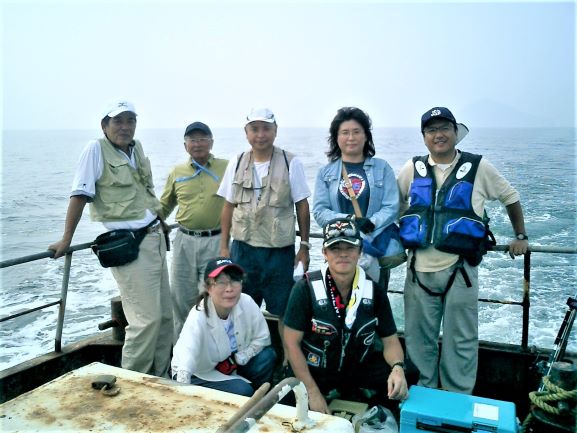 北京日本人会釣り同好会と合同釣行会(大連蛇島) 後列中央が小生
