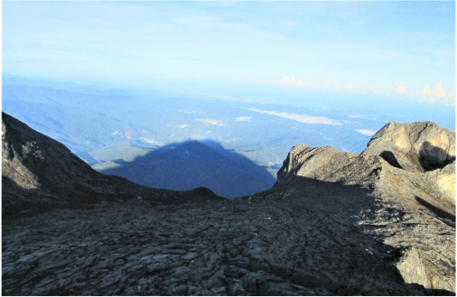 日の出直後のキナバル山の影、はるか彼方に南シナ海