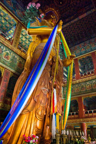 ダライ ラマが贈ったといわれる雍和宮万福閣 内部に安置されている一木造りの弥勒仏