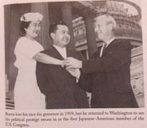 １９５９年下院議員に当選したイノウエ氏夫妻を祝うバーンズ氏